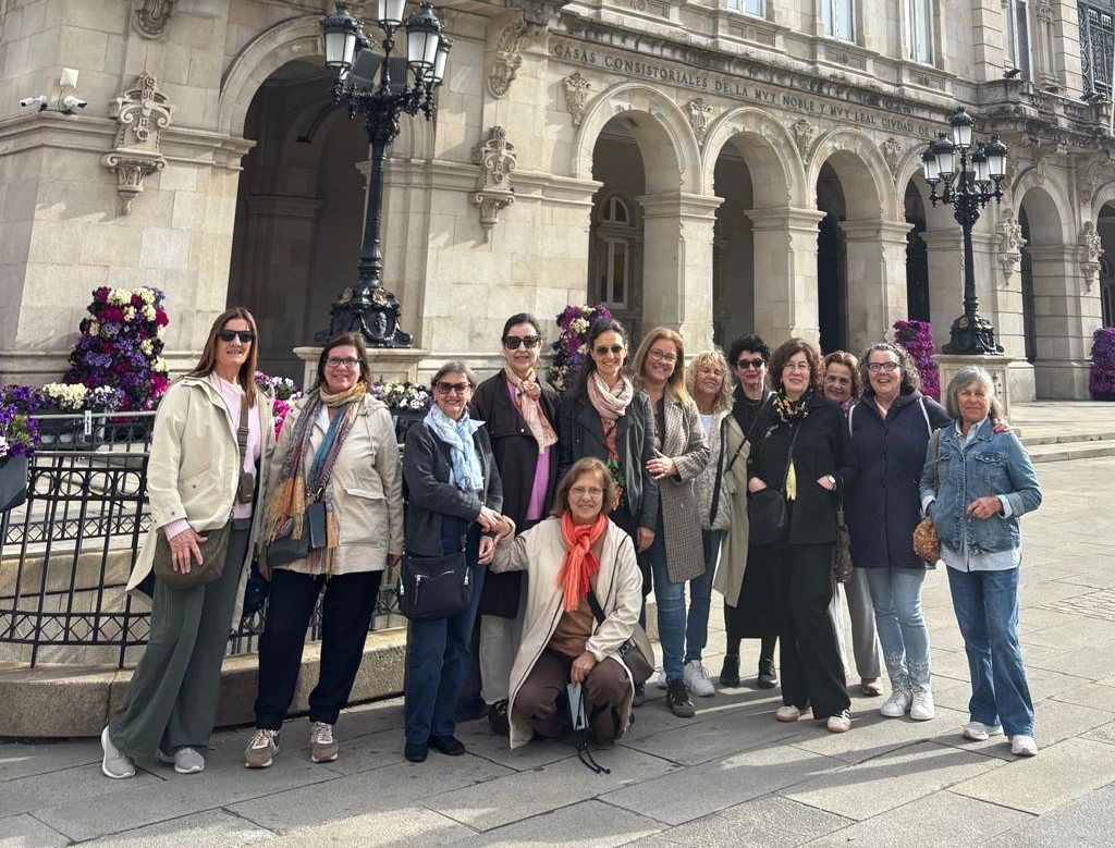 Grupo de personas participando en una salida mensual