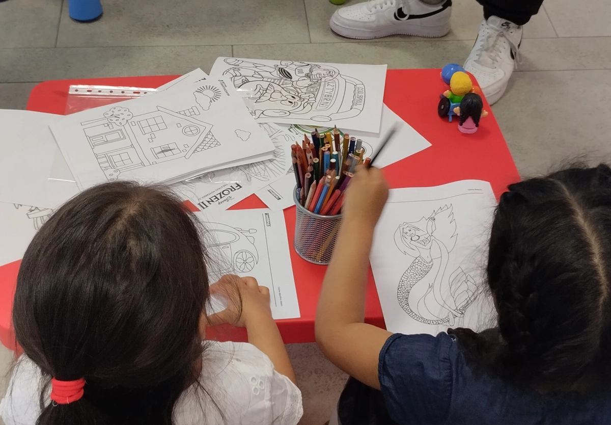 Niñas Coloreando