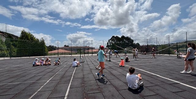 Niños y niñas, jugando durante el campamento de verano Recrea