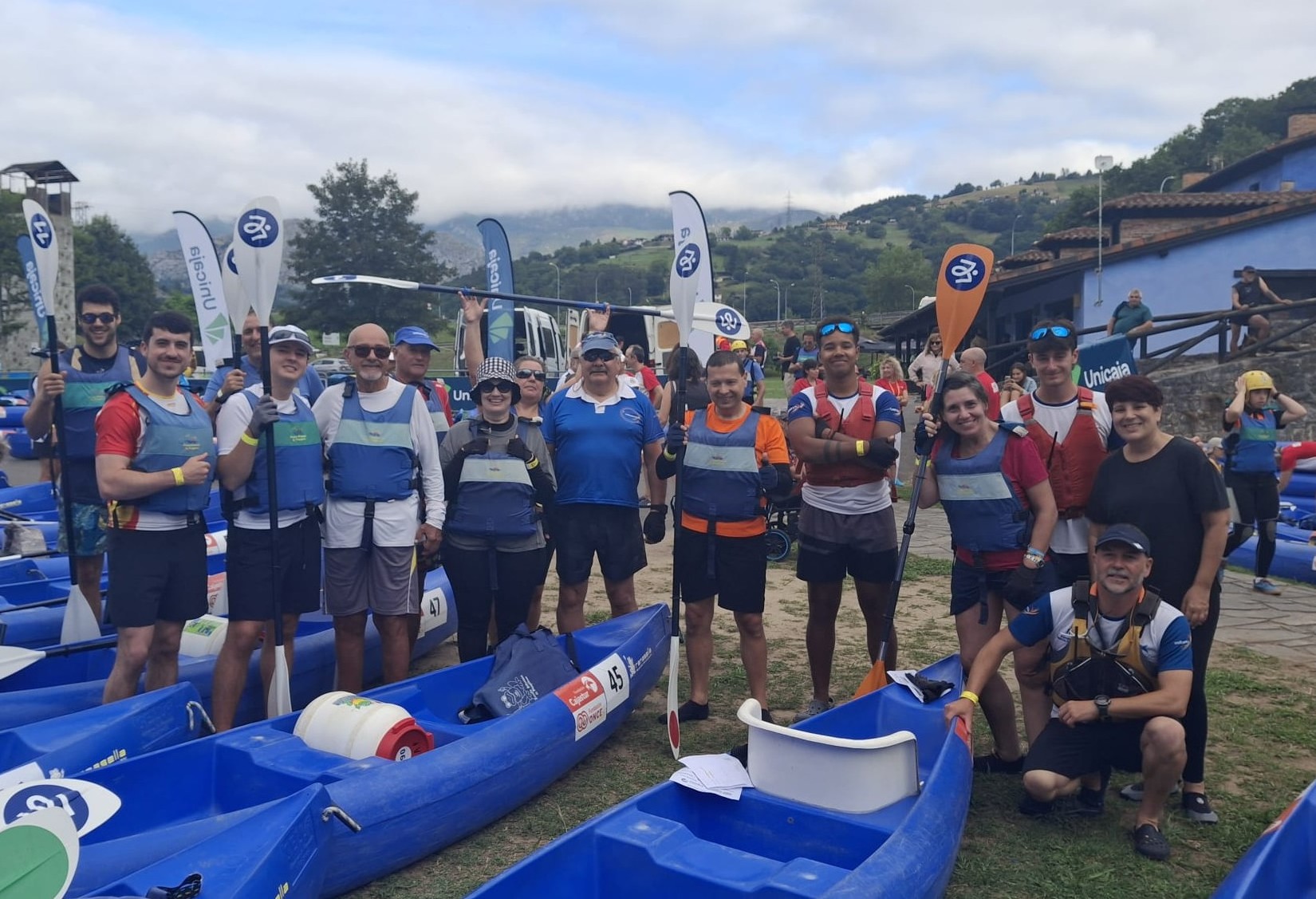 Foto del equipo de la Fundación María José Jove que ha participado en el Descenso del Sella Adaptado